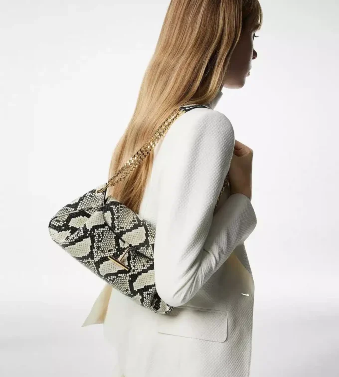 Bolso bandolera Tara con cadena y estampado de pitón Bolso bandolera Tara con cadena y estampado de pitón