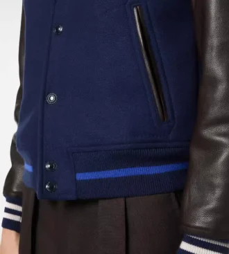 Bomber universitario con mangas de cuero
