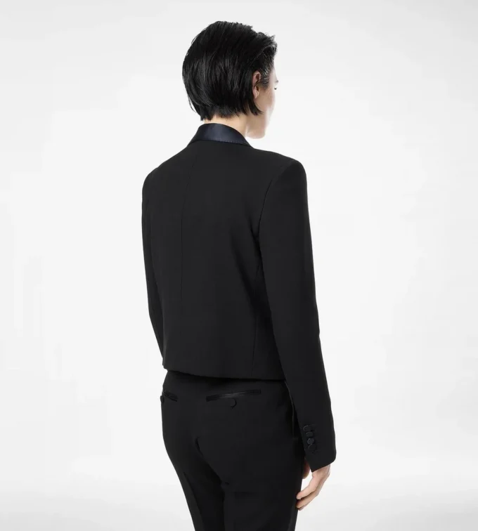 Chaqueta de esmoquin corta de dos botones con solapa chal y dos tonos Chaqueta de esmoquin corta de dos botones con solapa chal y dos tonos