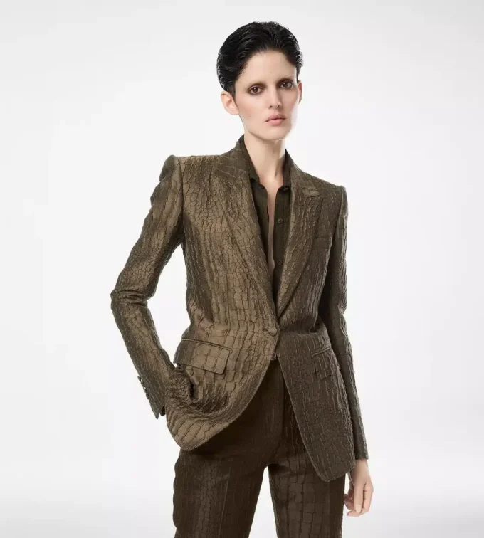 Chaqueta de solapa en pico con jacquard de cocodrilo y botonadura sencilla Chaqueta de solapa en pico con jacquard de cocodrilo y botonadura sencilla