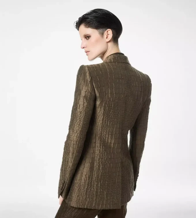 Chaqueta de solapa en pico con jacquard de cocodrilo y botonadura sencilla Chaqueta de solapa en pico con jacquard de cocodrilo y botonadura sencilla