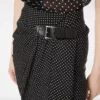 Falda cruzada de seda sable con lunares y detalles de cuero Falda cruzada de seda sable con lunares y detalles de cuero