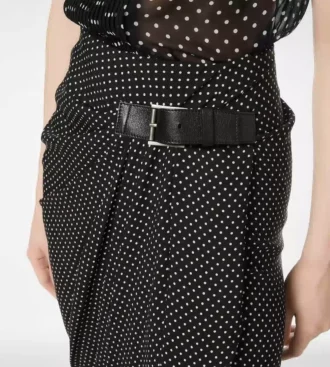 Falda cruzada de seda sable con lunares y detalles de cuero