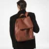 Mochila con solapa T-Line de cuero granulado Mochila con solapa T-Line de cuero granulado