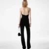 Mono de terciopelo con cuello halter y detalle retorcido en la parte delantera Mono de terciopelo con cuello halter y detalle retorcido en la parte delantera