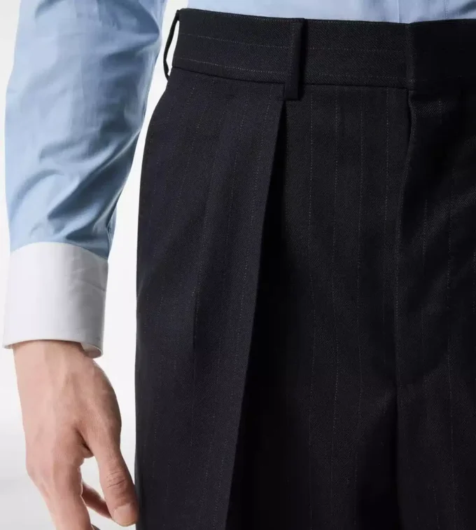 Pantalón sutil a rayas con doble pliegue Pantalón sutil a rayas con doble pliegue