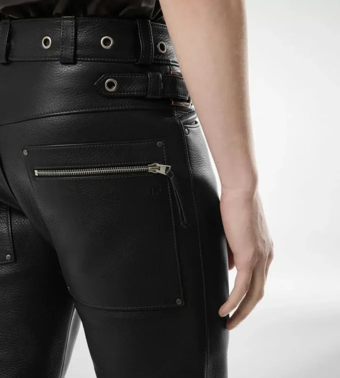 Pantalones moteros de piel granulada Pantalones moteros de piel granulada