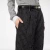 Pantalones rectos relajados con pliegues de lana y algodón Barathea a rayas Pantalones rectos relajados con pliegues de lana y algodón Barathea a rayas