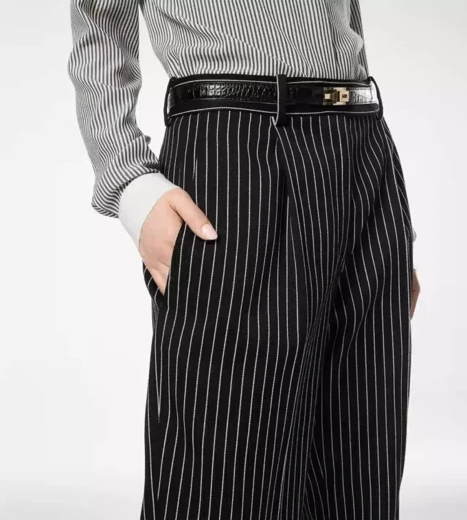 Pantalones rectos relajados con pliegues de lana y algodón Barathea a rayas Pantalones rectos relajados con pliegues de lana y algodón Barathea a rayas