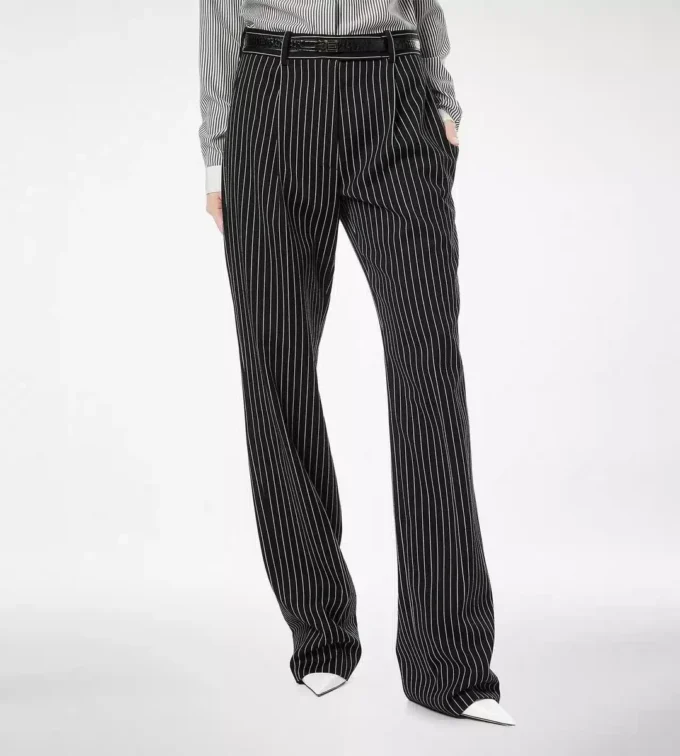 Pantalones rectos relajados con pliegues de lana y algodón Barathea a rayas Pantalones rectos relajados con pliegues de lana y algodón Barathea a rayas