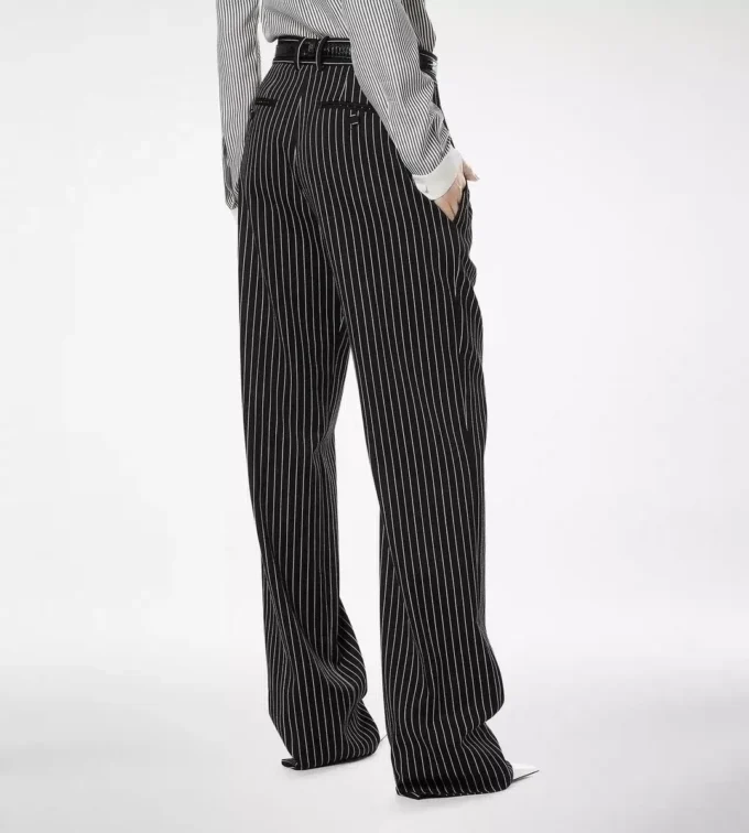 Pantalones rectos relajados con pliegues de lana y algodón Barathea a rayas Pantalones rectos relajados con pliegues de lana y algodón Barathea a rayas