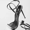 Sandalias puntiagudas sin talón con candado de cuero napa laminado
