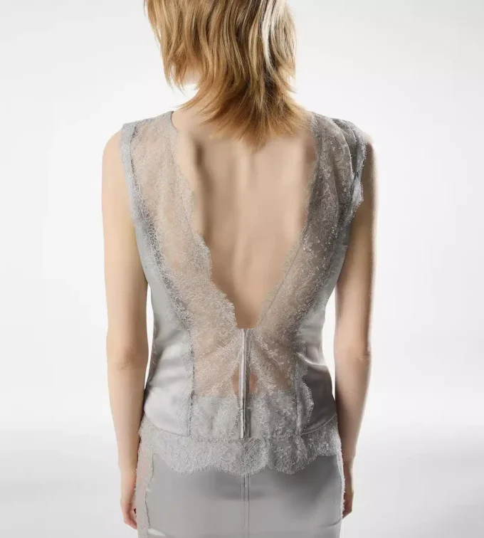Top de seda sin mangas con espalda en V e inserciones de encaje Top de seda sin mangas con espalda en V e inserciones de encaje