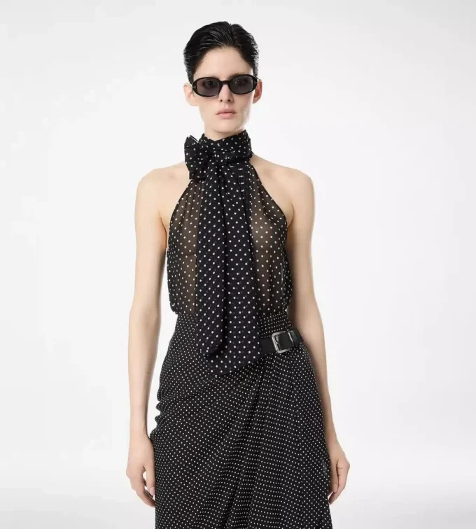 Top lavallière con cuello halter de georgette de seda con lunares y detalle plisado