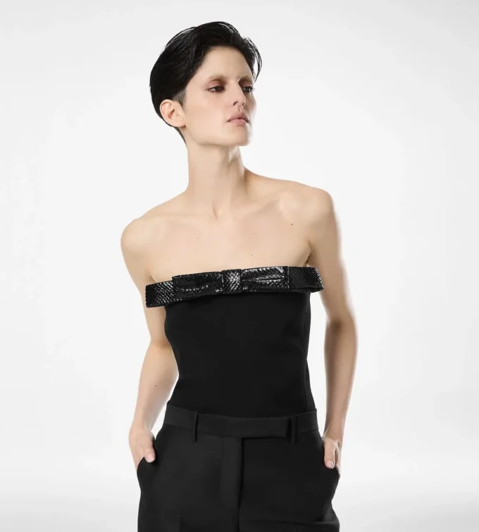 Top sin tirantes con detalle de lazo