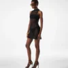 Vestido corto sin mangas con cuello alto