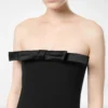 Vestido de cóctel sin tirantes de crepé pesado y satén envers con detalle de lazo