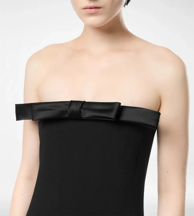 Vestido de cóctel sin tirantes de crepé pesado y satén envers con detalle de lazo