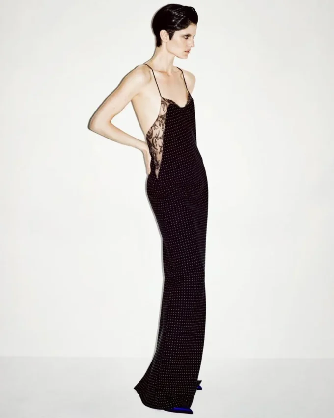 Vestido de noche camisola de crepé de seda con lunares y detalles de encaje