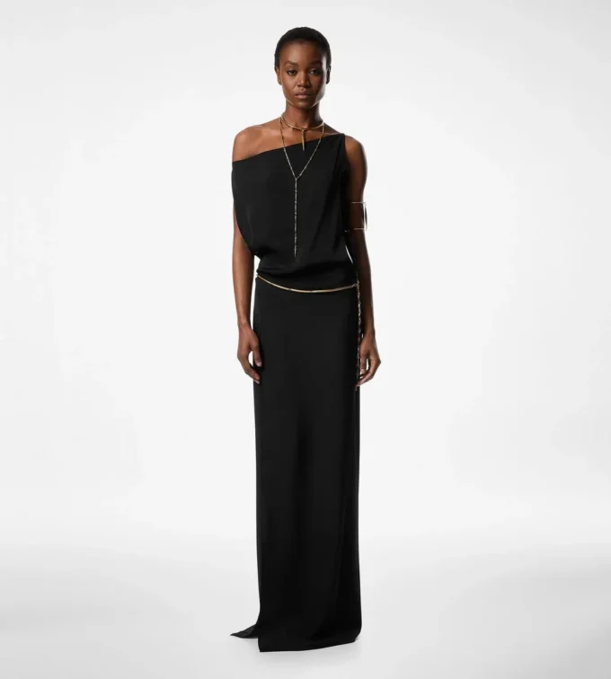 Vestido de noche con hombros descubiertos y abertura lateral Vestido de noche con hombros descubiertos y abertura lateral