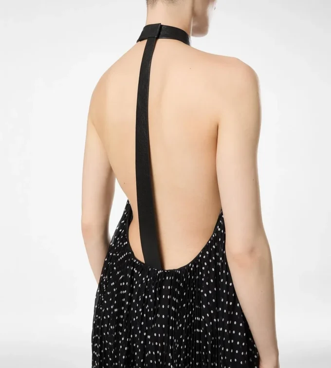 Vestido de noche de seda con cuello halter, plisado rayos de sol y detalles de cuero Vestido de noche de seda con cuello halter, plisado rayos de sol y detalles de cuero
