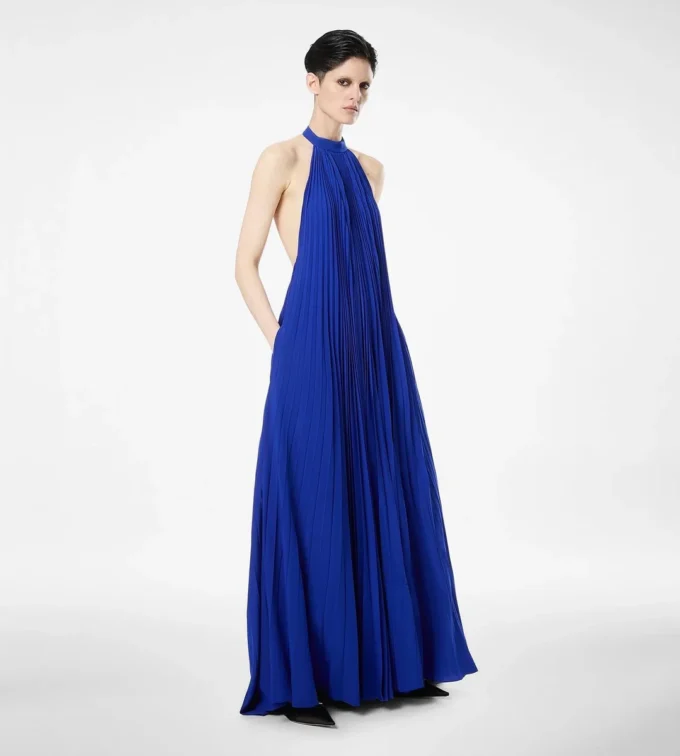 Vestido de noche de seda con cuello halter y plisado Sunray Vestido de noche de seda con cuello halter y plisado Sunray