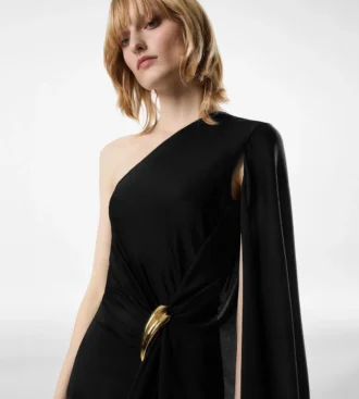 Vestido de noche de un solo hombro con capa y detalles metálicos Liza