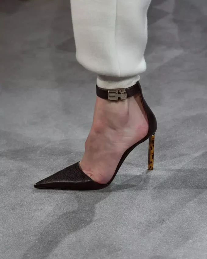 Zapatos de salón con correa al tobillo y hebilla en T de piel granulada flexible