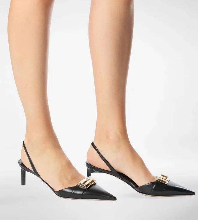 Zapatos de salón con talón abierto y hebilla en T de piel brillante